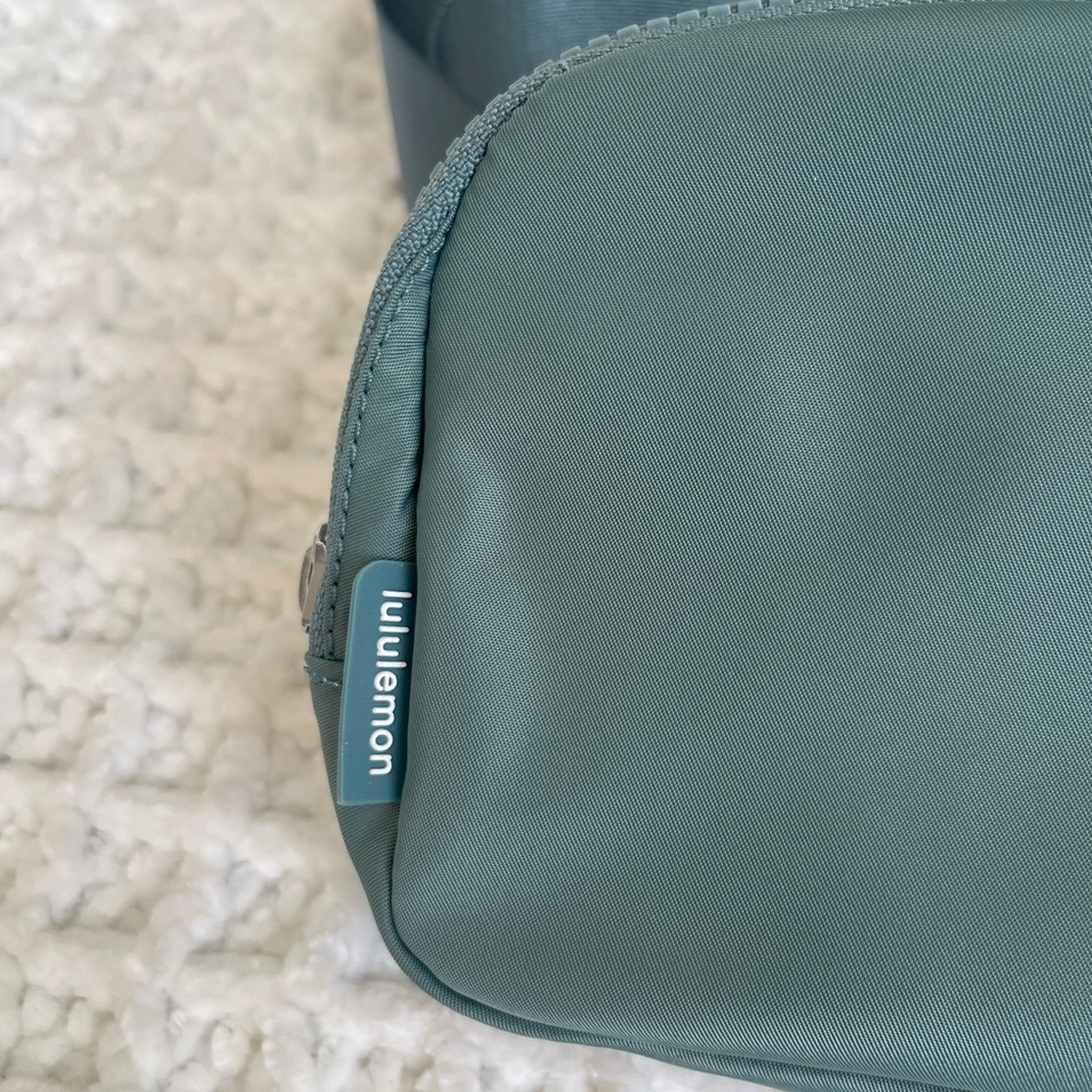 Lululemon Everywhere Belt Bag 1L Tidewater Teal Sold Out Color NWT - Picture 3 of 5
